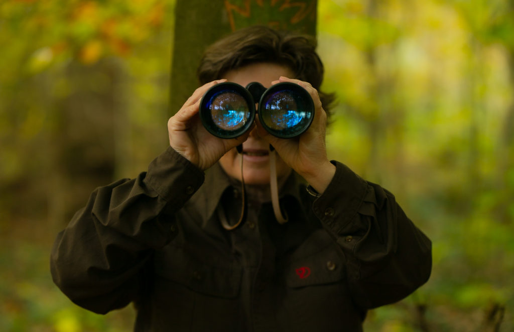 Jägerin im Wald, derbesteaugenblick.de