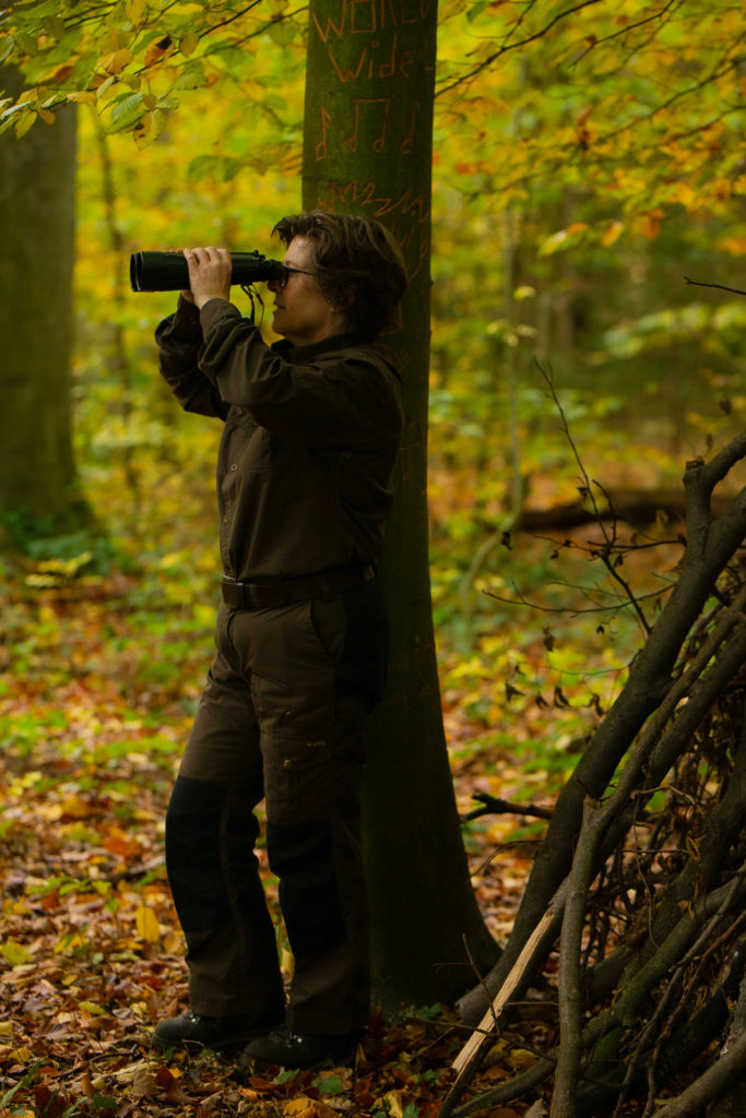 Jägerin im Wald, derbesteaugenblick.de