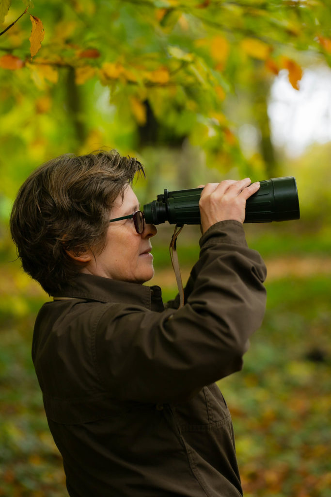 Jägerin im Wald, derbesteaugenblick.de