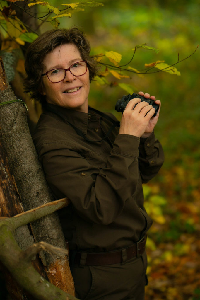 Jägerin im Wald, derbesteaugenblick.de