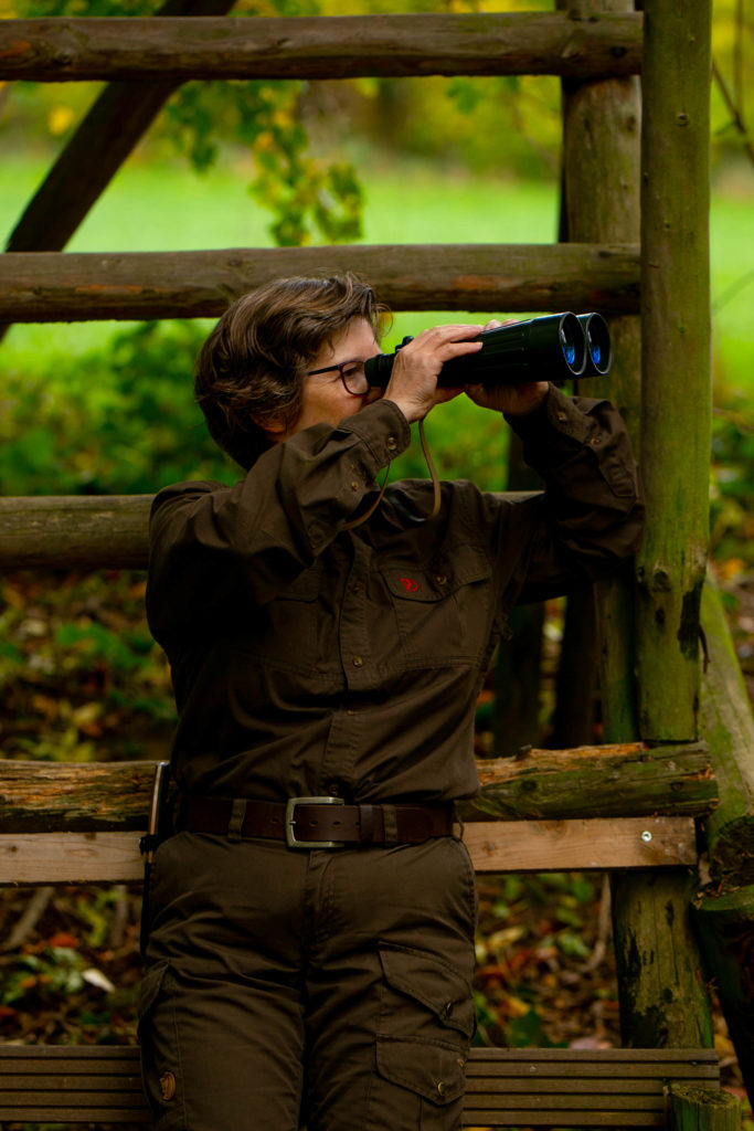 Jägerin im Wald, derbesteaugenblick.de